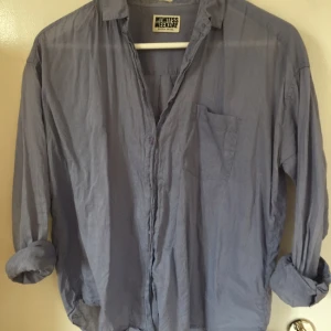  - Tunn, ljusblå, jätteskön skjorta från weekday. Passar perfekt till sommaren!