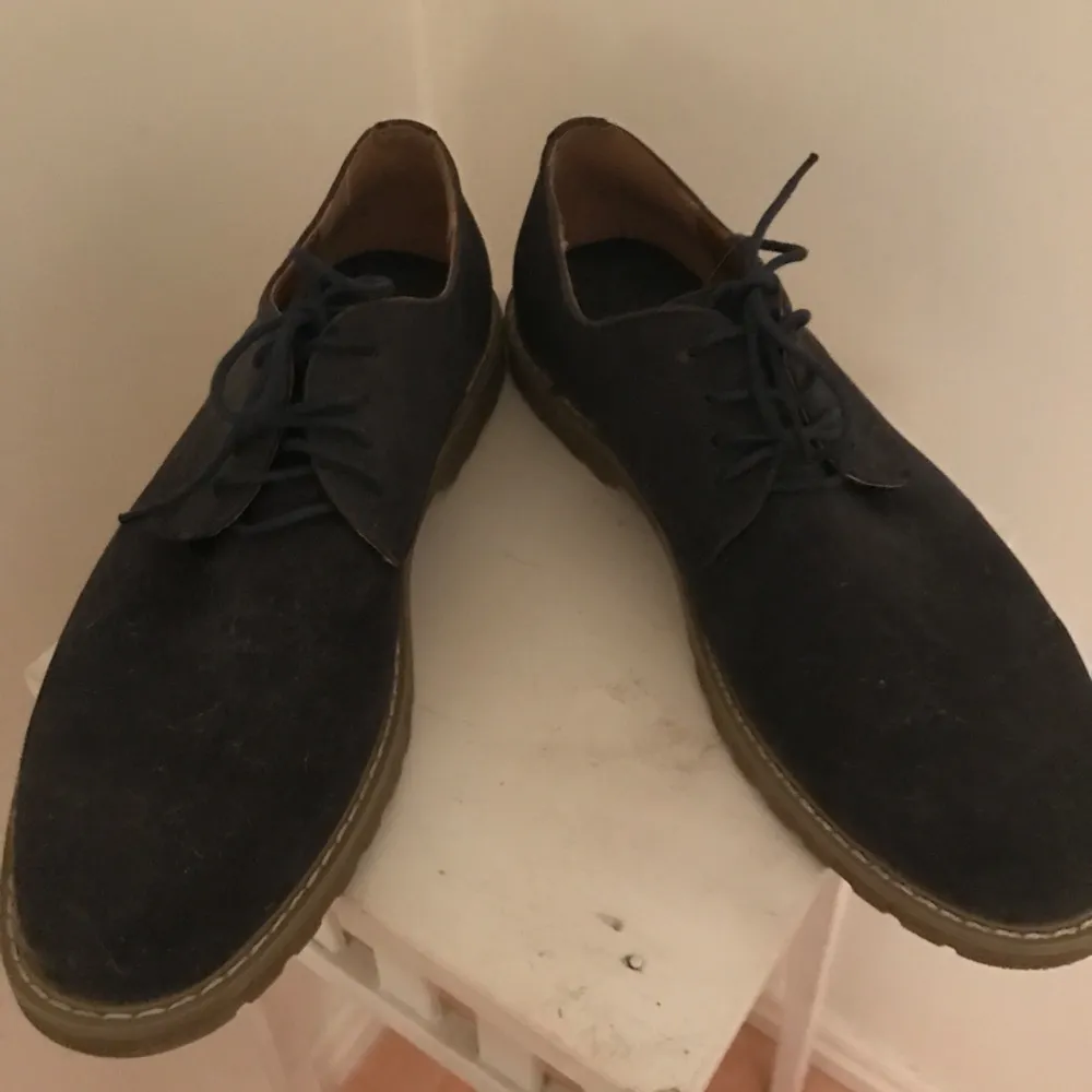 A pair of navy blue leather shoes to go with a clean look! The material is fake leather and I have never used them due to wrong size so they have not been worn out! . Skor.