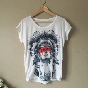  - Vit t-shirt med coolt tryck. Ärvd, men aldrig använd. 
Finns ingen lapp i nacken med storlek, men skulle säga att den är en S. 
Frakt tillkommer, tar swish!