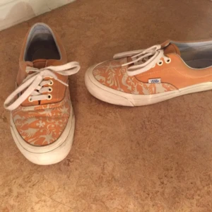  - Vans skatesko med fint print.