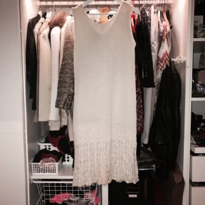  - Vit virkad vadlång klänning från Beyond retro👩🏽👩🏼 ink. Frakt 