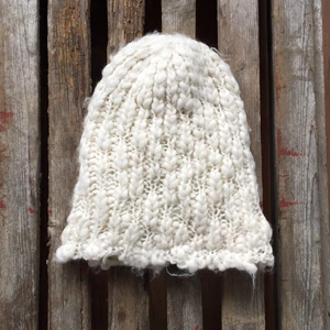  - Vit stickad mössa med fleece från pieces.