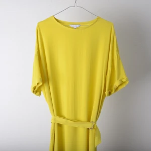  - Gul klänning från & Other Stories. Använd ett fåtal gånger och i fint skick. 100% viskos. Köparen står för eventuell frakt.