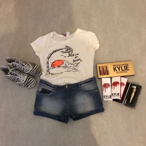  - Set kläder helt nytt för 110:-
Topp Size 36
Jeans Size 34
(Sälja också skor  och Lipstick står i bilden om ni vill köpa )
Inbox