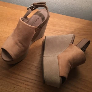  - Ett par kilklackar från H&M som endast använts ett fåtal gånger och är i väldigt fint skick! Köparen betalar frakten men kan även mötas upp i Stockholm :)