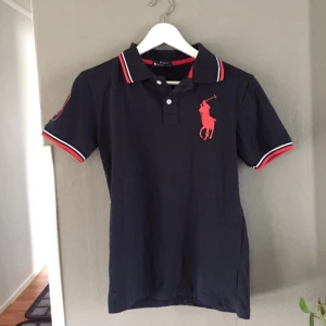  - Marinblå ralph lauren piké Fint skick Kan postas men frakt tillkommer Kan mötas upp i Helsingborg/Klippan 