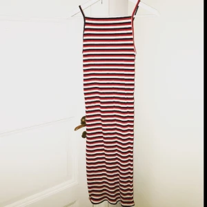  - SOMRIG klänning från Barcelona.  Verkligen jättefin på, med öppen rygg och fina färger och detaljer! Når till knäna men går också att vika in om en vill att den ska vara kortare.  Nästan helt oanvänd! 