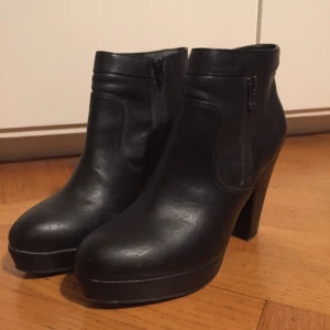  - Svarta klackskor från Åhlens. I använt skick men fina och bekväma 