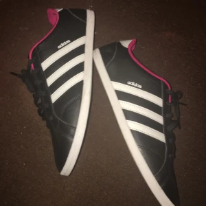  - Hejsan! Säljer mina fina adidas skorna färgen svart/vitt. Du ser storleken på sista bilden dock så anser jag inte det stämmer då dem är försmå för mig, så storlek 40 är dem! Använda endast en enda gång. Inga bieffekter