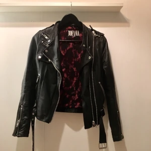  - Skinnjacka i äkta skinn. Från jofama by Kenza, bra skick!