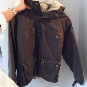  - Säljer min Fjällräven jacka i modell Greenland Winter Jacket. Nästan helt oanvänd och mycket bra skick!
Den är varm och fodrad
 
Jackan passar både en XS och S!

Inköpspris: 2 700kr