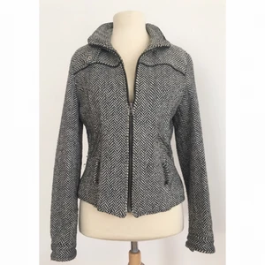  - Välsittande jacka med zigzag-mönster.

Märke: TRF
Storlek: L, men mer som en M.
Skick: Gott skick. Sparsamt använd.

Pris: 150 kronor

Frakt: Betalas av köparen.