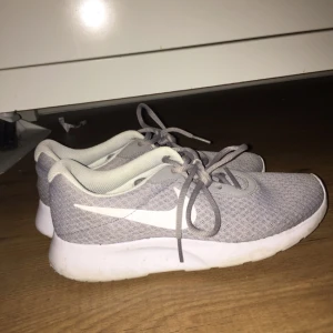  - Nike skor, säljes pga för små. Finns ingen sula i skon då jag har tagit ut dom.