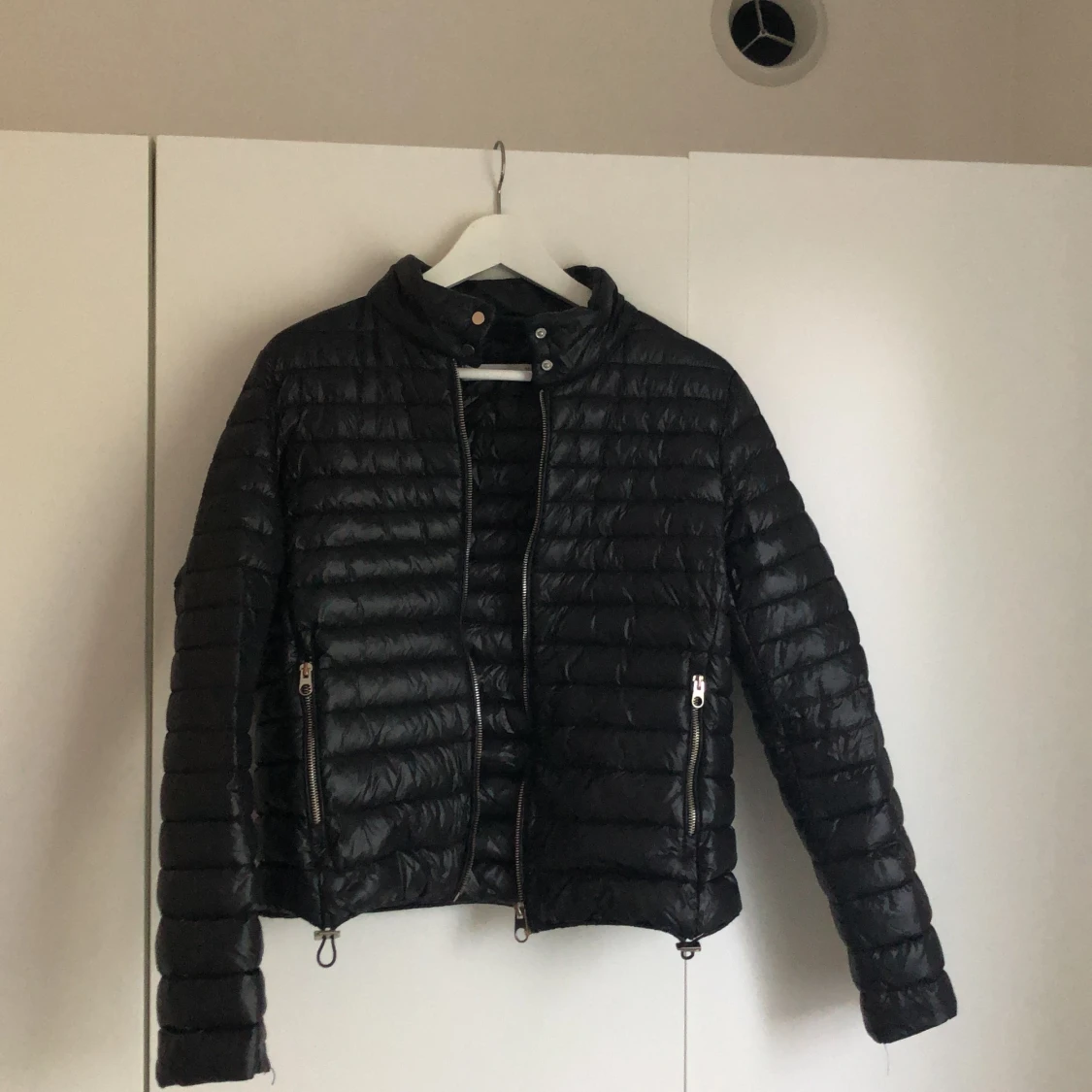 Glansig jacka från Mango - 90