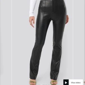 nakd pu pants  - Pu pants från nakd. Storlek 34 som är slutsåld på hemsidan. Använda typ 2 gånger max. Går lite över marken på mig som är 177cm🤍