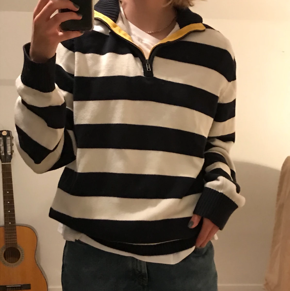 Randig zip-up med gula detaljer!