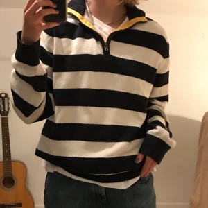 Randig zip-up med gula detaljer! - En cool randig zip-up köpt på Humana för 100 kr! Fint skick, säljer då den tyvärr inte har kommit till användning:( BUDA I KOMMENTARERNA, HÖGSTA BUD JUST NU 200 KR (Förlänger budgivningen pga många intresserade)