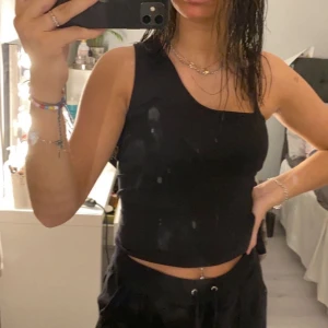 Svart linne - Säljer ett oanvänt linne från Nelly, prislapp finns kvar storlek XS men passar även S ganska stor i storleken.