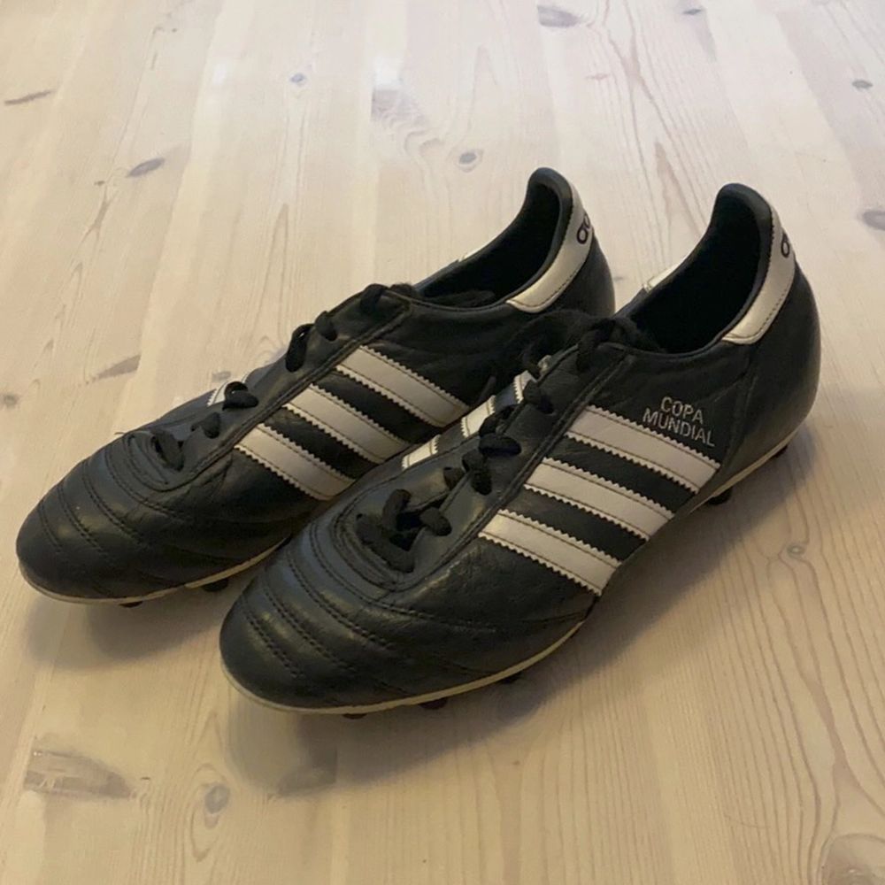Fotbollsskor från adidas i skinn , vita & svarta. Skor.