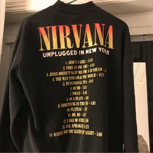 Tröja  - Hej, säljer nu min superfina tjocktröja! Tröjan är använd ett fåtal gånger och säljs nu eftersom jag har för många tröjor som inte används! (Köparen står för frakt) Bud: 375kr