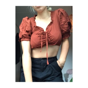 Oanvänd topp NLY Trend - Helt oanvänd topp från Nelly. Snörning fram som man kan reglera hur man vill och knappar bak. Står 38 i den men skulle säga att det mer är 34-36😍