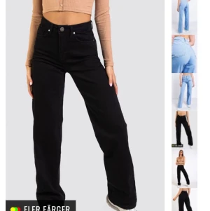 Svarta jeans  - Svarta raka jeans från madlday, knappt använda så dom är i ett bra skick! Jag är 165 och dom sitter perfekt på mig i längden, har vanligt vis S i byxor.