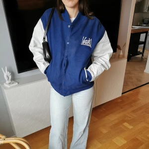 Collegejacka - Äkta amerikansk collegejacka/baseballjacka. Storlek L men sitter snyggt oversized. Bud under bilden😊