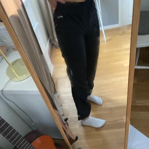 Träningsbyxor! - Vattentäta träningsbyxor i stl 152 funkar för mig som är XS! Bra kvalité! Köpare står för frakten❤️