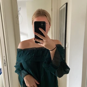 Blus  - En superfin grön blus ifrån Zara. Offshoulder med volanger.