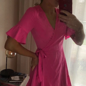 Rosa omlottklänning  - Skön, snygg, söt och fin. Storlek XS från Vero Moda💖💕💗 frakt tillkommer