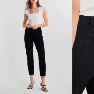 Mom jeans - Dagny mom jeans från Gina Tricot. Använda max 3 ggr och såklart tvättade efter användning. Frakt ingår i priset. Dom sitter bra i längden på mig som är 165 cm lång, slutar precis där mina sneakers börjar. Sitter jättensnyggt och formar sig bra efter kroppen men är ändå loose fit. 🥰 