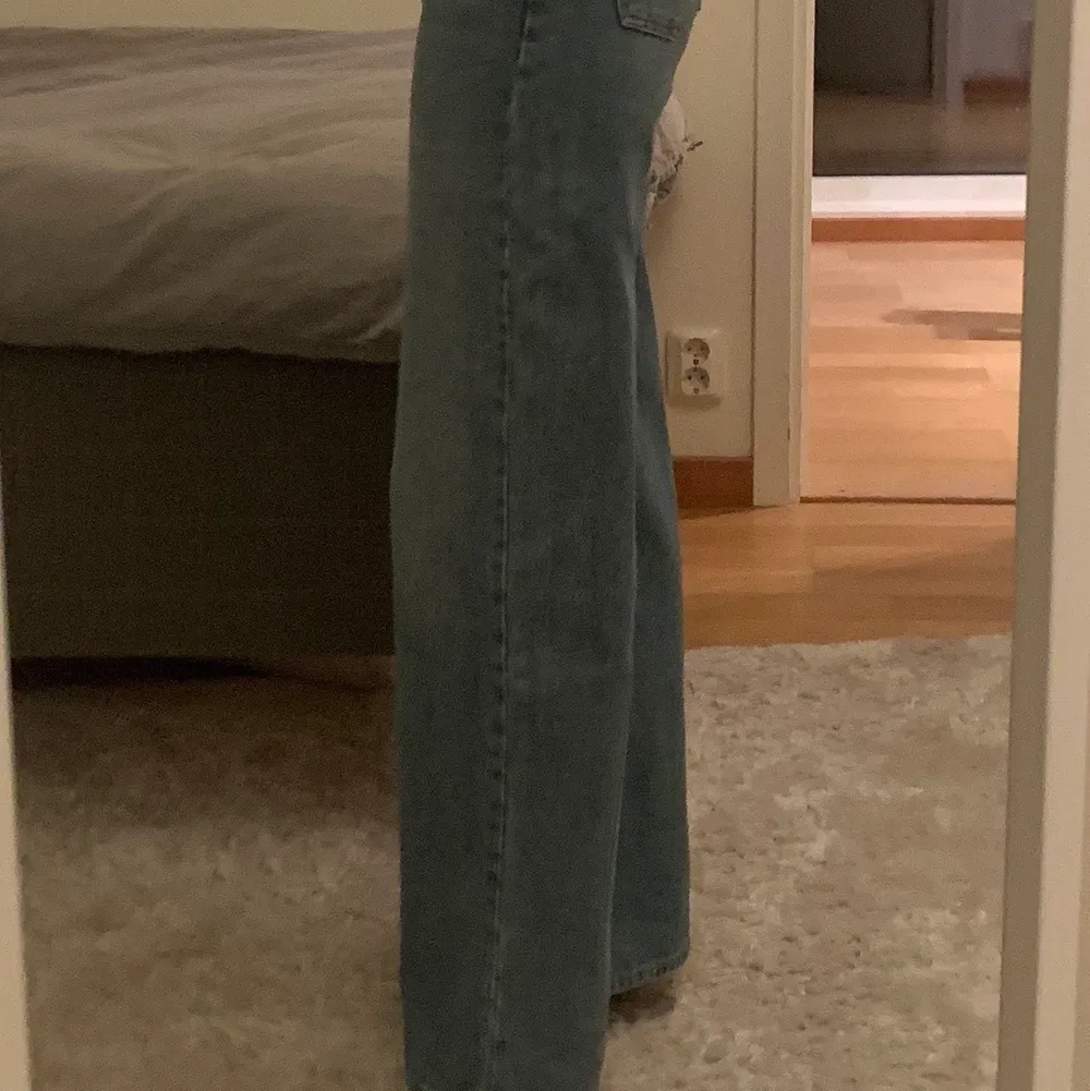 Väldigt snygga långa jeans i bra skick från junkyard i storlek 27 ( ungefär som 36 ). Jag är 1,80 m. Köpte dom för 500 kr! Säljer då dom inte kommer till användning. Kan skicka fler bilder om det önskas. Kan mötas upp i Nacka/ Stockholm, om det inte går kan frakt tillkomma. . Jeans & Byxor.