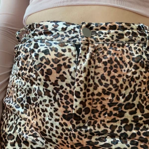 Leopardbyxor - Byxor i leopardmönster och velvet med fickor och knapp💛 använda ca 2 gånger