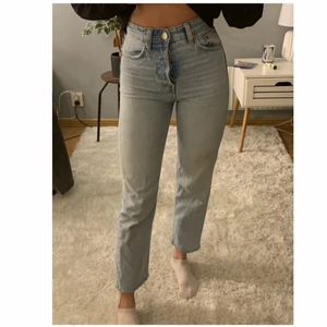 Zara jeans strl 32 - Jeans från zara, fint skick. Säljer då de är för små. Storlek 32. Nypris 500kr. 