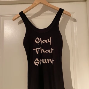 Träningslinne ”slay that stunt” - Svart träningslinne med texten ”slay that stunt” från Cheer Girlz Slay. Finns i Västerås, annars står köparen för frakt.