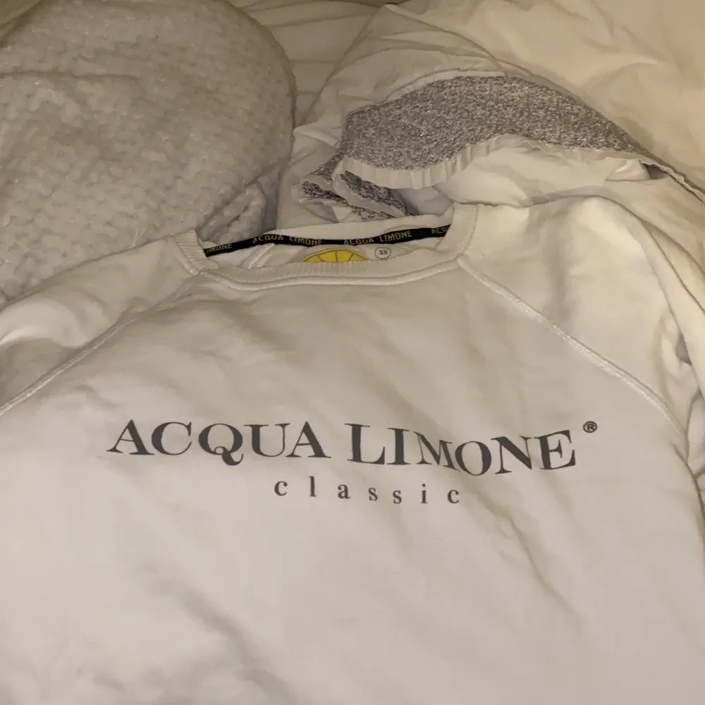 Nu säljer jag min aqua limone tröja som jag bara använt ett par gånger! Inga missfärgningar och inga speciella skador på den! Helt som ny nästan! Jag köpte den från en hemsida för runt 800 kronor! Säljer pga får ej ngn användning längre. . Tröjor & Koftor.