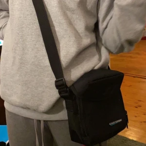 As snygg axelväska  - Jätte många fack och justerbart band💕