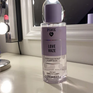 Parfym - En parfym ifrån Victoria secret😍 Luktar som en dröm! Ungefär hälften kvar! Säljer vädligt billigt. Hör av er vid intresse 🤩