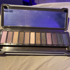 ögonskugga  - Ny ögonskugga från absolute new york! Endast swatchat den rosa färgen annars är den aldrig använd, plasten på spegeln är även kvar så den är ren och fräsch!! Köpt för ca 399kr 