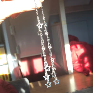 Stjärnörhängen - Säljer dessa superfina örhängen då jag tycker dom är lite för långa för min smak, men superfina och oanvända. Fri frakt