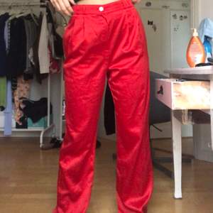Skiiitcoola thriftade röda kostymbyxor som tyvärr är för stora för mig!! Använda ungefär 2 gånger så är i bra skick! Frakt tillkommer.