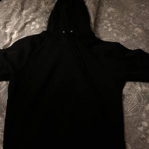 en helt vanlig plain svart hoodie från HM, säljer pga att den ej kommer till användning.