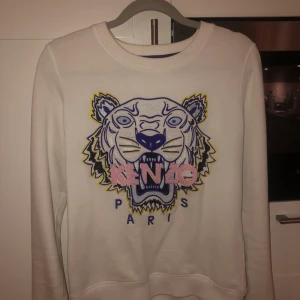 Kenzo tröja  - Vitt fräsch kenzotröja, använt ca 3 ggr , köpt för 2 årsen på NK sthlm, ny pris ca :2100kr
