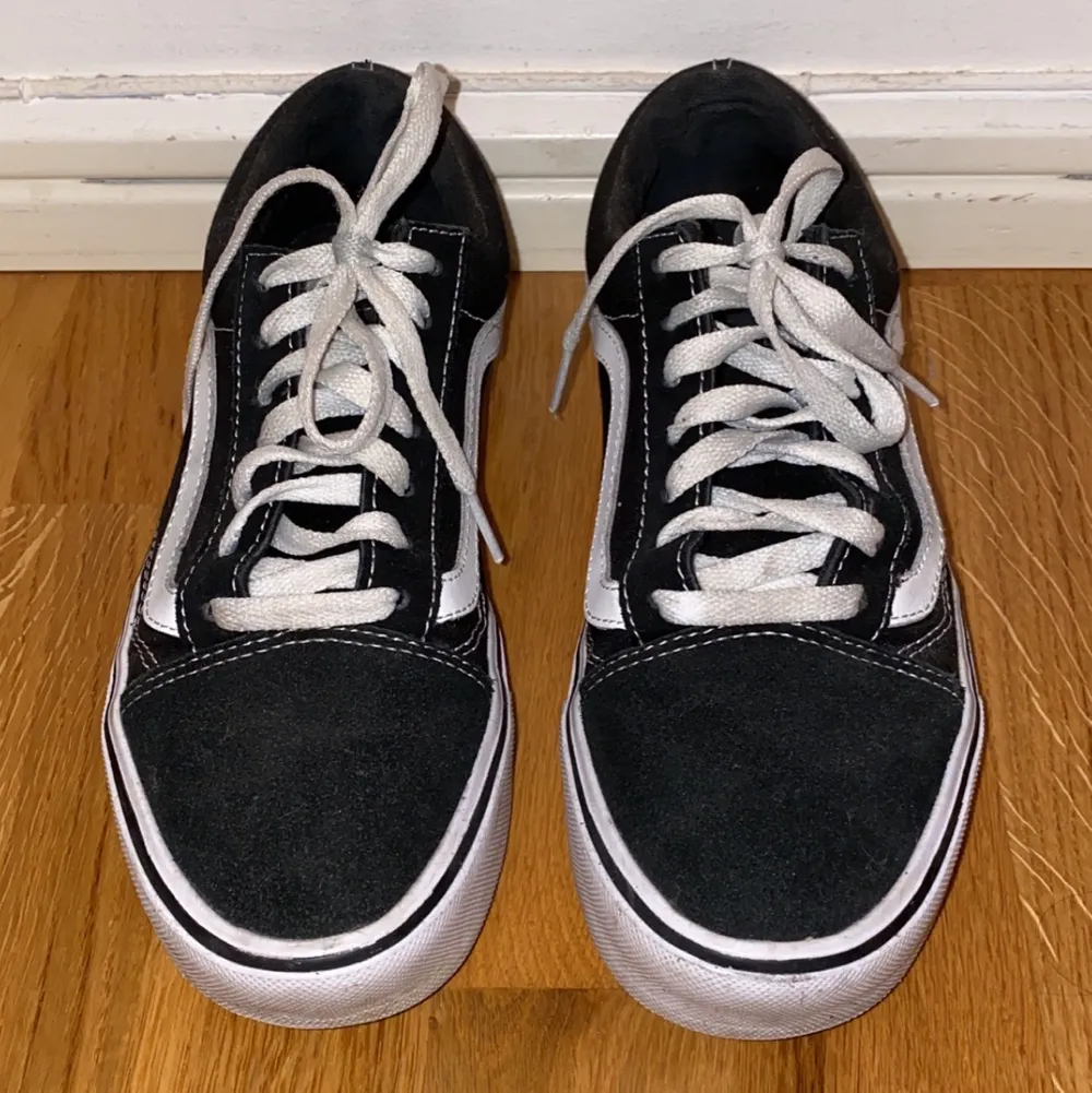 Storlek 38 • Vans Old Skool (svart/vit) • Sparsamt använda, inga hål eller slitningar • Pris 200 kr • Får gärna buda, prioriterar snabb affär • Kan mötas upp i Stockholm eller frakta, köparen betalar frakt!. Skor.