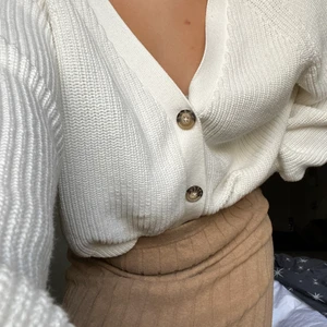 Stickat tröja från Monki - Denna stickat tröjan är från monki i storleken M. Tröjan är ganska ny med tanken på att jag har använt de 3 gånger.  