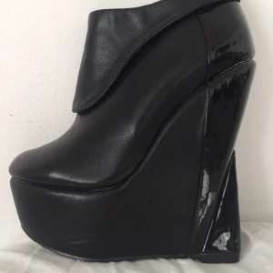  - Höga Kilklackar köpta från nelly. Aldrig använda.