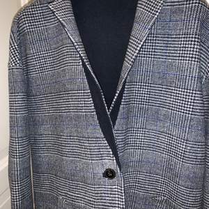 Vändbar kappa från GANT. Går att bära antingen rutig eller marinblå. Handgjord i finaste italiensk ull. Nyskick. Köptes för 3.999kr 