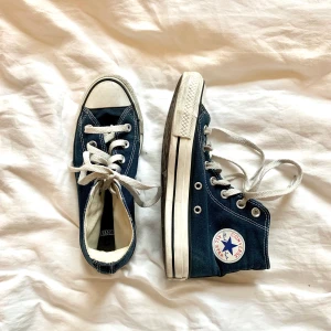 Converse, strl 37 - Mörkblå höga converse, storlek 37. Använda men i bra skick☺️ Köparen står för fraktkostnad. Buda i kommentarerna, öka med minst 10kr åt gången❤️