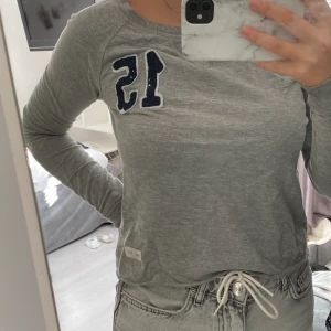 Grå tröja  - En grå skön tröja från Lager 157, har ett blått tryck och är i storlek Xs. Använd några gånger men är i bra sick.