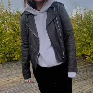 Skinnjacka från Massimo Dutti  - Säljer en grå skinnjacka (äkta skinn) från Massimo Dutti i storlek M. Nypris:2500:-